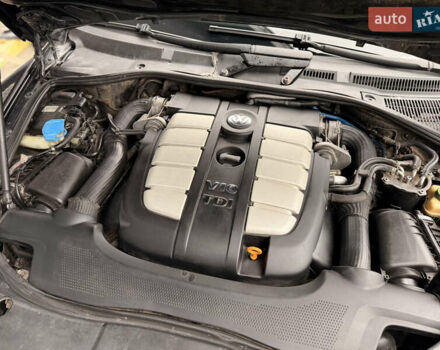 Черный Фольксваген Туарег, объемом двигателя 4.9 л и пробегом 340 тыс. км за 6900 $, фото 91 на Automoto.ua