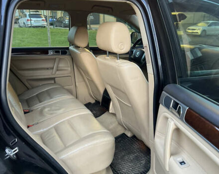 Черный Фольксваген Туарег, объемом двигателя 2.46 л и пробегом 258 тыс. км за 9500 $, фото 7 на Automoto.ua