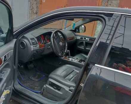 Чорний Фольксваген Туарег, об'ємом двигуна 3 л та пробігом 290 тис. км за 13000 $, фото 5 на Automoto.ua