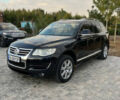 Черный Фольксваген Туарег, объемом двигателя 4.92 л и пробегом 340 тыс. км за 11000 $, фото 1 на Automoto.ua