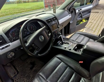 Черный Фольксваген Туарег, объемом двигателя 3 л и пробегом 290 тыс. км за 3200 $, фото 4 на Automoto.ua