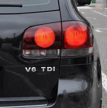 Черный Фольксваген Туарег, объемом двигателя 3 л и пробегом 335 тыс. км за 9803 $, фото 5 на Automoto.ua