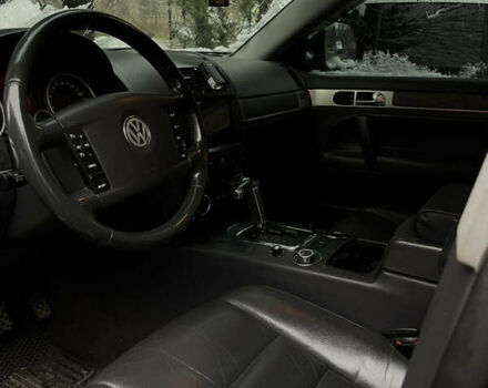 Черный Фольксваген Туарег, объемом двигателя 2.46 л и пробегом 244 тыс. км за 9600 $, фото 5 на Automoto.ua