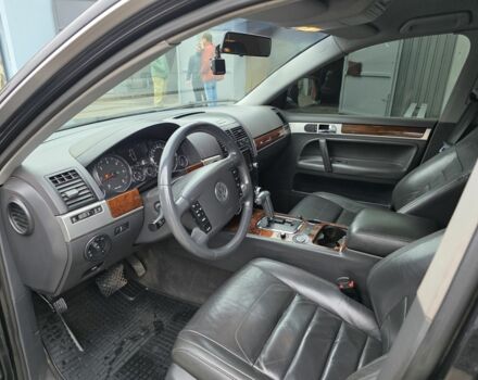 Чорний Фольксваген Туарег, об'ємом двигуна 3 л та пробігом 217 тис. км за 9000 $, фото 14 на Automoto.ua