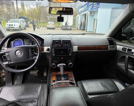 Чорний Фольксваген Туарег, об'ємом двигуна 3 л та пробігом 217 тис. км за 9000 $, фото 13 на Automoto.ua