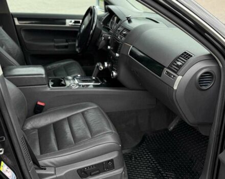 Чорний Фольксваген Туарег, об'ємом двигуна 3 л та пробігом 387 тис. км за 7300 $, фото 3 на Automoto.ua