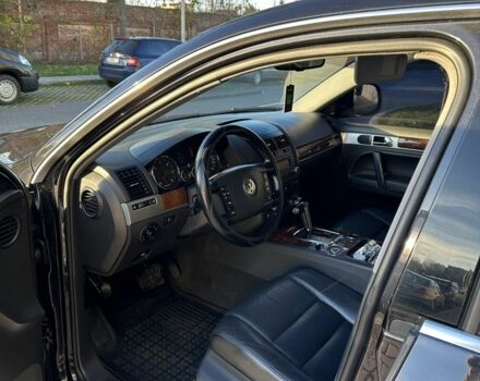 Чорний Фольксваген Туарег, об'ємом двигуна 3 л та пробігом 375 тис. км за 10500 $, фото 4 на Automoto.ua