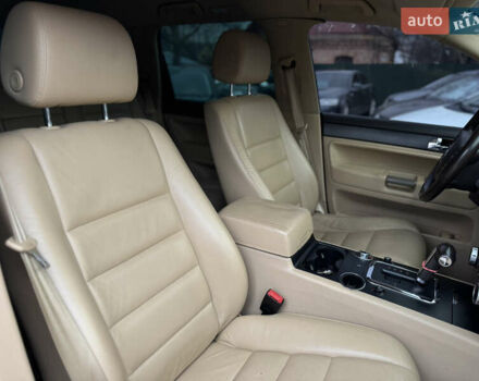 Черный Фольксваген Туарег, объемом двигателя 3 л и пробегом 333 тыс. км за 9950 $, фото 28 на Automoto.ua