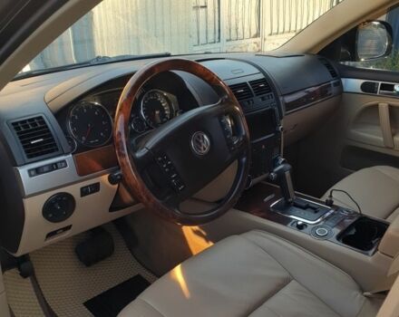 Чорний Фольксваген Туарег, об'ємом двигуна 3 л та пробігом 205 тис. км за 12000 $, фото 7 на Automoto.ua