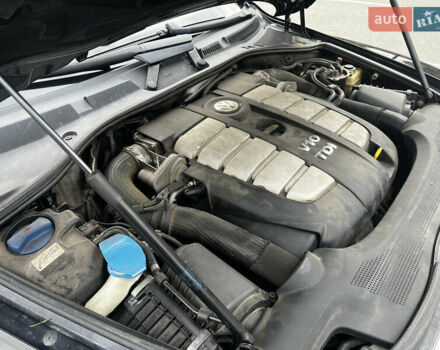 Черный Фольксваген Туарег, объемом двигателя 4.9 л и пробегом 252 тыс. км за 13800 $, фото 54 на Automoto.ua