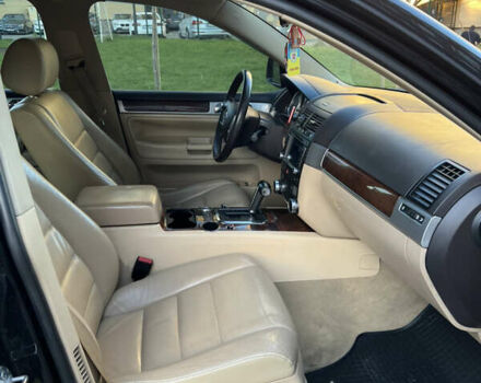 Черный Фольксваген Туарег, объемом двигателя 2.46 л и пробегом 258 тыс. км за 9500 $, фото 6 на Automoto.ua