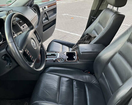 Черный Фольксваген Туарег, объемом двигателя 3 л и пробегом 230 тыс. км за 10200 $, фото 29 на Automoto.ua