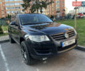 Черный Фольксваген Туарег, объемом двигателя 2.46 л и пробегом 258 тыс. км за 9500 $, фото 1 на Automoto.ua