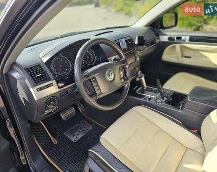 Черный Фольксваген Туарег, объемом двигателя 4.2 л и пробегом 356 тыс. км за 11000 $, фото 3 на Automoto.ua