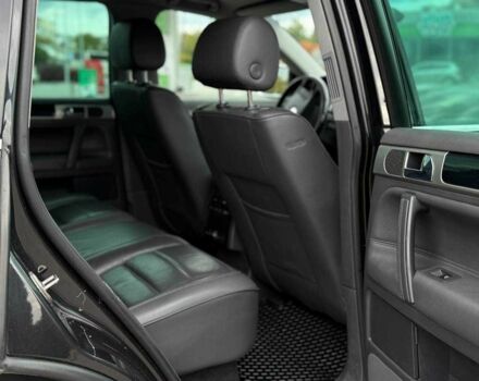 Чорний Фольксваген Туарег, об'ємом двигуна 3 л та пробігом 387 тис. км за 7300 $, фото 6 на Automoto.ua