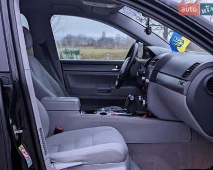 Черный Фольксваген Туарег, объемом двигателя 3 л и пробегом 305 тыс. км за 5850 $, фото 6 на Automoto.ua