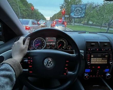 Черный Фольксваген Туарег, объемом двигателя 3.6 л и пробегом 225 тыс. км за 13100 $, фото 9 на Automoto.ua