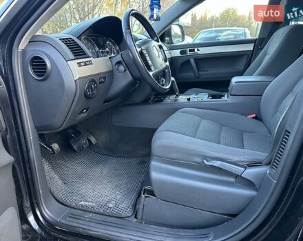 Чорний Фольксваген Туарег, об'ємом двигуна 3 л та пробігом 340 тис. км за 10900 $, фото 32 на Automoto.ua