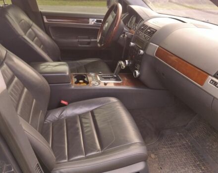 Черный Фольксваген Туарег, объемом двигателя 3 л и пробегом 300 тыс. км за 9300 $, фото 3 на Automoto.ua