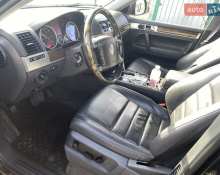 Черный Фольксваген Туарег, объемом двигателя 3 л и пробегом 240 тыс. км за 13000 $, фото 2 на Automoto.ua