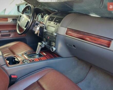 Черный Фольксваген Туарег, объемом двигателя 4.2 л и пробегом 200 тыс. км за 11500 $, фото 5 на Automoto.ua