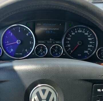 Черный Фольксваген Туарег, объемом двигателя 2.97 л и пробегом 344 тыс. км за 10950 $, фото 52 на Automoto.ua