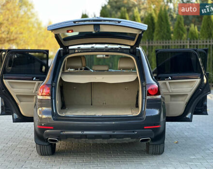 Черный Фольксваген Туарег, объемом двигателя 2.97 л и пробегом 240 тыс. км за 12200 $, фото 26 на Automoto.ua