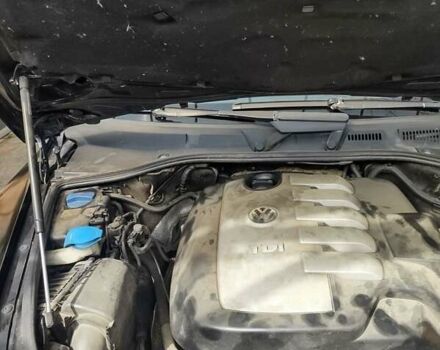 Черный Фольксваген Туарег, объемом двигателя 2.5 л и пробегом 294 тыс. км за 10800 $, фото 7 на Automoto.ua