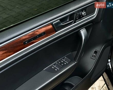 Чорний Фольксваген Туарег, об'ємом двигуна 2.97 л та пробігом 355 тис. км за 17500 $, фото 7 на Automoto.ua