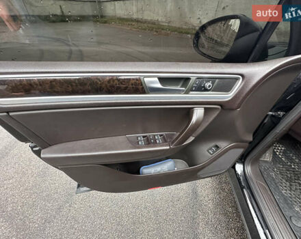 Черный Фольксваген Туарег, объемом двигателя 3 л и пробегом 130 тыс. км за 16300 $, фото 26 на Automoto.ua