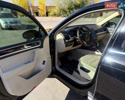 Черный Фольксваген Туарег, объемом двигателя 2.97 л и пробегом 267 тыс. км за 16000 $, фото 4 на Automoto.ua