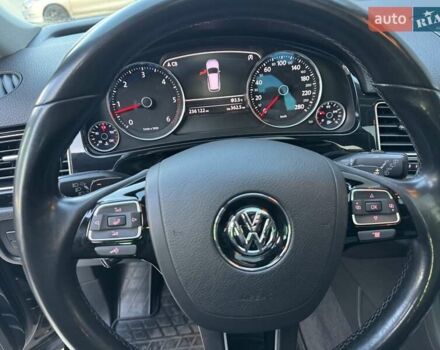 Чорний Фольксваген Туарег, об'ємом двигуна 3 л та пробігом 236 тис. км за 20750 $, фото 28 на Automoto.ua