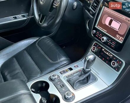 Чорний Фольксваген Туарег, об'ємом двигуна 4.2 л та пробігом 255 тис. км за 28440 $, фото 25 на Automoto.ua