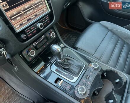 Чорний Фольксваген Туарег, об'ємом двигуна 3 л та пробігом 236 тис. км за 20750 $, фото 27 на Automoto.ua