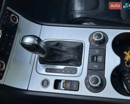 Чорний Фольксваген Туарег, об'ємом двигуна 4.2 л та пробігом 255 тис. км за 28440 $, фото 40 на Automoto.ua