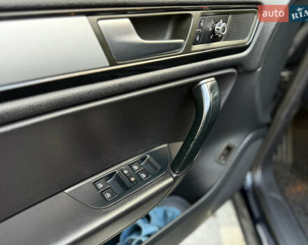 Черный Фольксваген Туарег, объемом двигателя 2.97 л и пробегом 278 тыс. км за 20000 $, фото 44 на Automoto.ua