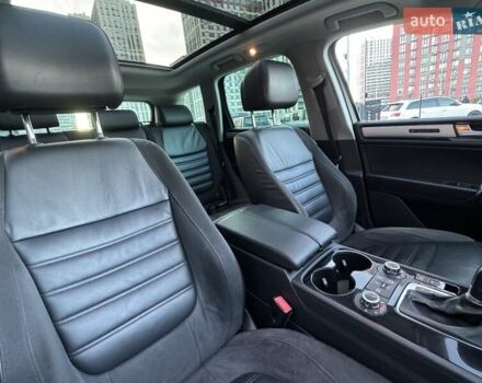 Чорний Фольксваген Туарег, об'ємом двигуна 3 л та пробігом 236 тис. км за 20750 $, фото 17 на Automoto.ua