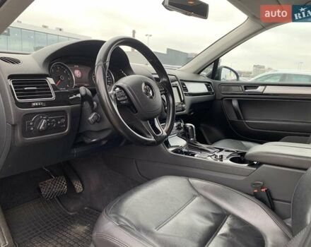 Черный Фольксваген Туарег, объемом двигателя 2.97 л и пробегом 198 тыс. км за 18000 $, фото 13 на Automoto.ua