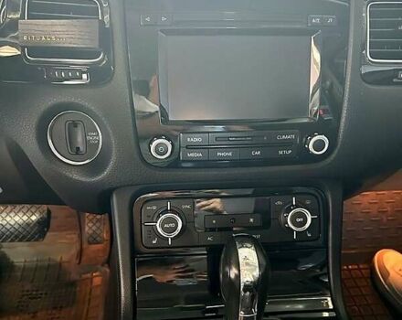 Чорний Фольксваген Туарег, об'ємом двигуна 3 л та пробігом 242 тис. км за 18750 $, фото 5 на Automoto.ua