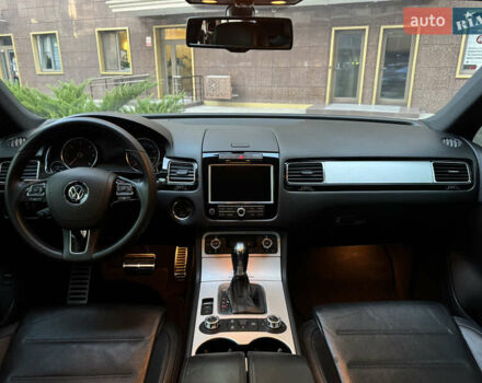 Черный Фольксваген Туарег, объемом двигателя 3 л и пробегом 250 тыс. км за 19000 $, фото 20 на Automoto.ua