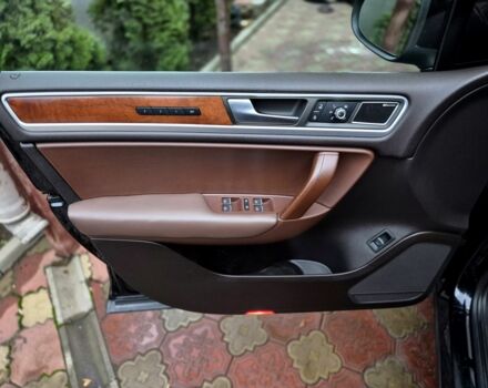 Черный Фольксваген Туарег, объемом двигателя 3 л и пробегом 250 тыс. км за 17300 $, фото 7 на Automoto.ua