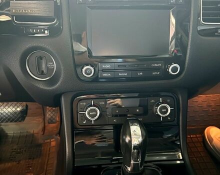 Чорний Фольксваген Туарег, об'ємом двигуна 3 л та пробігом 242 тис. км за 18750 $, фото 6 на Automoto.ua