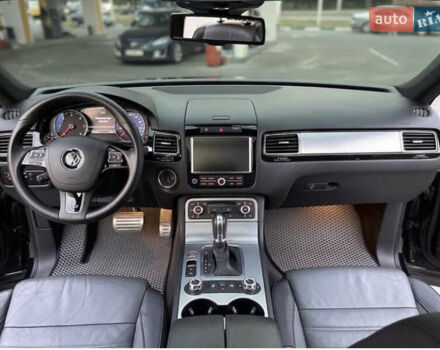 Чорний Фольксваген Туарег, об'ємом двигуна 4.13 л та пробігом 215 тис. км за 25000 $, фото 7 на Automoto.ua