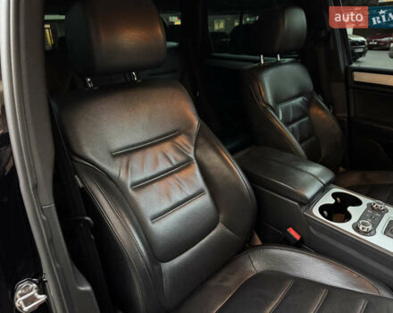 Черный Фольксваген Туарег, объемом двигателя 3 л и пробегом 250 тыс. км за 19000 $, фото 24 на Automoto.ua