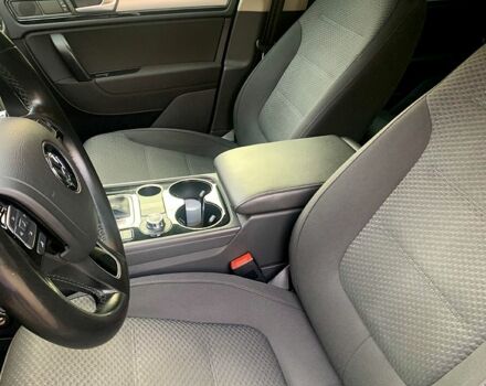 Чорний Фольксваген Туарег, об'ємом двигуна 3 л та пробігом 283 тис. км за 17500 $, фото 4 на Automoto.ua