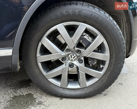 Чорний Фольксваген Туарег, об'ємом двигуна 4.13 л та пробігом 258 тис. км за 28500 $, фото 26 на Automoto.ua