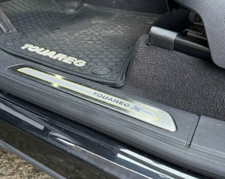 Чорний Фольксваген Туарег, об'ємом двигуна 4.13 л та пробігом 258 тис. км за 28500 $, фото 45 на Automoto.ua