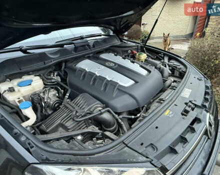 Чорний Фольксваген Туарег, об'ємом двигуна 4.13 л та пробігом 258 тис. км за 28500 $, фото 33 на Automoto.ua