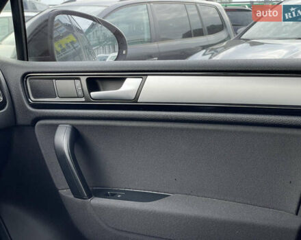 Черный Фольксваген Туарег, объемом двигателя 2.97 л и пробегом 249 тыс. км за 22500 $, фото 23 на Automoto.ua