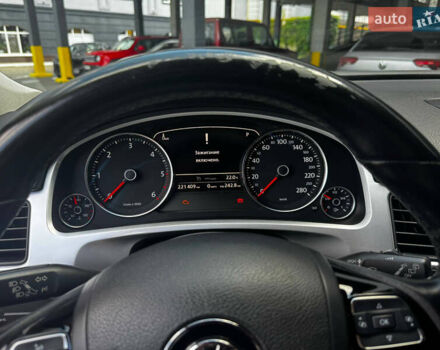 Черный Фольксваген Туарег, объемом двигателя 2.97 л и пробегом 221 тыс. км за 20750 $, фото 3 на Automoto.ua